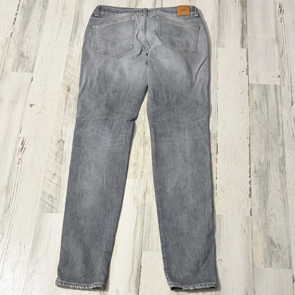 Closed chic gray